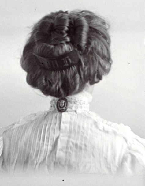 Lovely Belle Époque hairstyle and jewelry at the nape of her neck. Antique Edwardian photo. 1900s Hair, 1890s Hair, 1910 Hair, Edwardian Hair, Historical Hairstyles, Farm Women, Edwardian Hairstyles, Avant Garde Hair, Historical Costuming