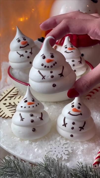 Christmas Baking Aesthetic Videos, Snowman Shapes, Jul Kaka, Orange Food, Orange Food Coloring, Chocolate Food, Xmas Treats, Piping Bag, Meringue Cookies