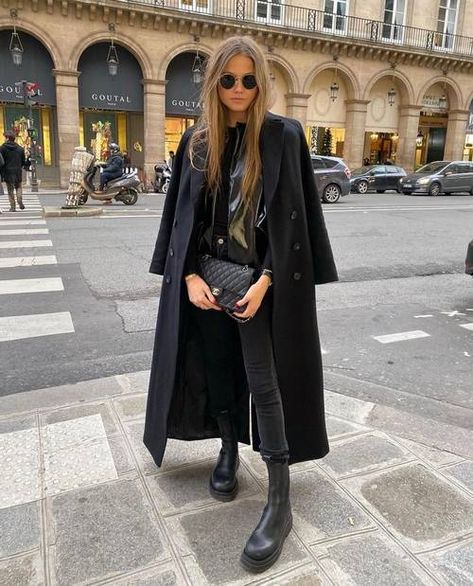 10 Ankle Boots With Jeans Outfits to Wear in 2021 | Who What Wear European Style Outfits, European Outfits, Look Kylie Jenner, Europe Outfits, Weekly Outfits, Outfit Jeans, Europe Fashion, Fashion Weeks, All Black Outfit