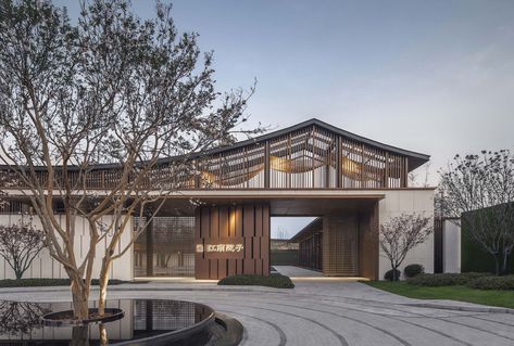 Chinese Courtyard, Sloped Roof, Chinese House, Entrance Gates Design, Entrance Design, Modern Chinese, Chinese Architecture, Japanese Architecture, Facade Design