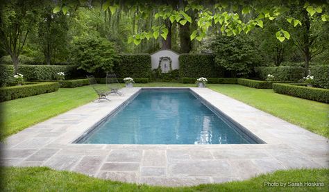 Spotless Garden |  Rosborough Partners offers a full array of residential garden and landscaping services to help you transform your outdoor space into a warm and welcoming part of your home. Pinned by #ChiRenovation - www.chirenovation.com Urban Backyard, Backyard Garden Diy, No Grass Backyard, Backyard Garden Layout, Bluestone Patio, Pool Remodel, Backyard Garden Landscape, Pool Fountain, Dream Pools