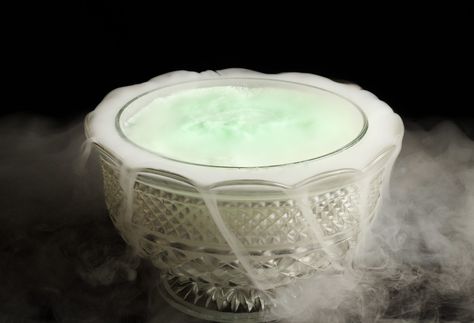 Cauldron Punch Bowl, Dry Ice Halloween Punch, Pumpkin Punch Bowl, Dry Ice Punch Bowl, Dry Ice Punch, Dry Ice Halloween, Halloween Punch Bowl, Dry Ice Cocktails, Lotr Birthday