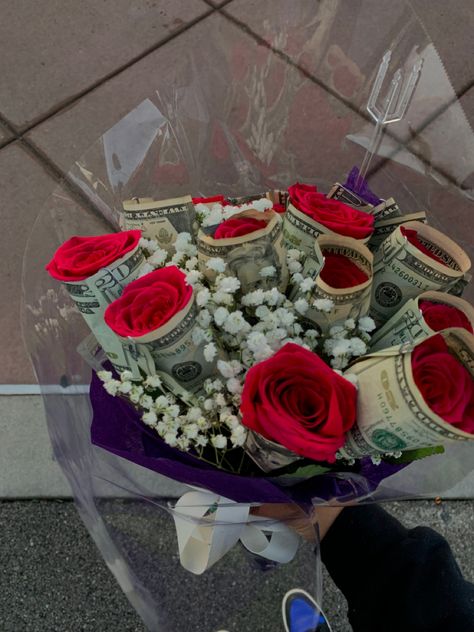 Money Flower Bouquet Aesthetic, Glitter Roses With Money, Bouquet Of Flowers With Money In It, Bouquet Of Flowers Money, Bouget Flower Money, Birthday Money Gifts, Surprise Birthday Decorations, Money Flowers, Money Bouquet