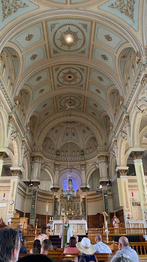 Church with beautiful architecture Breathtaking Architecture, Types Of Architecture, Friendship And Dating, App Pictures, Church Service, Roman Catholic Church, Christian Church, Quebec Canada, Travel Board