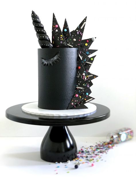 Black Unicorn Cake, Black And White Cake, Gothic Cake, Halloween Cake Decorating, Black Unicorn, A Punk, Halloween Cake, Köstliche Desserts, Unicorn Cake