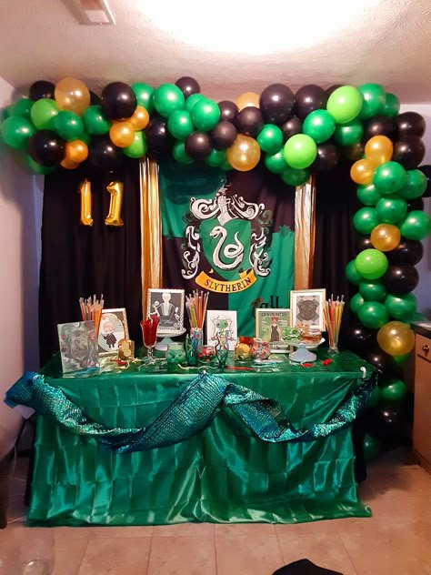 Slytherin Bday Party, Harry Potter Birthday Slytherin, Slytherin Sweet 16, Slytherin Party Ideas, Slytherin Themed Party, Harry Potter Birthday Party Ideas Slytherin, Slytherin Birthday Party Decorations, Slytherin Birthday Party Ideas, Slytherin Party Decorations