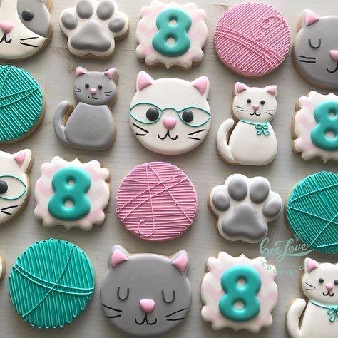 Kitty Cookies Royal Icing, Kitty Cat Cookies, Kitten Cookies Decorated, Kitty Cookies Decorated, Cat Birthday Cookies Decorated, Cat Face Cookies, Cat Themed Cookies, Cat Royal Icing Cookies, Cat Sugar Cookies Decorated