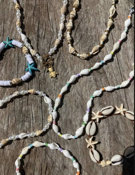 Beachy Jewelry Bracelets, Beaded Jewelry With Shells, Summer Beads Jewelry, Necklace With Seashells, Seashell Friendship Bracelet, Summer Jewelry Beach Necklaces, Beaded Necklace Beach, Beaded Beach Jewelry, Beachy Beaded Jewelry