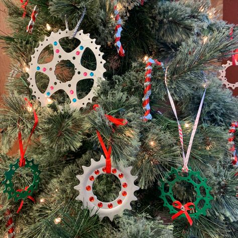 Mechanic Christmas Tree, Mechanics Christmas Tree, Tool Ornaments, Christmas Bike, Bicycle Crafts, Bicycle Holiday, Christmas Car Decorations, Recycled Bike Parts, Bike Craft