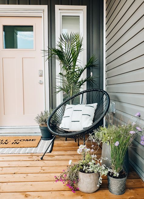 Give Your Front Porch A Glow Up! - The Blush Home Porch Gardening Ideas, Front Porch Seating Ideas, Small Front Porch Ideas Entrance, Modern Front Porch Decor, Front Porch Chairs, Front Porch Landscape, Front Porch Seating, Modern Front Porches, Front Porch Bench