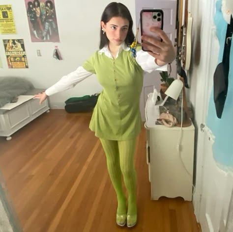 Colorful Tights Outfit, Funky Tights, Yellow Tights, Colored Tights Outfit, Tights Outfits, Green Tights, Tall Girl Fashion, Legs Outfit, Tights Fashion