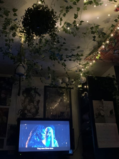 Ivy Room Decor Ceiling, Plant Ceiling Decor Bedroom, Vines Over Bed On Ceiling, Vibes On Ceiling, Vines And Lights Bedroom, Ivy On Ceiling Bedroom, Vine Ceiling Bedroom, Vines On Roof Bedroom, Leaves On Ceiling Bedroom