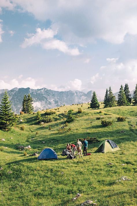 Camping Pictures With Friends, Camping Pictures, Aesthetic Mountains, Friends Camping, Camping Vibes, Camping Aesthetic, Aesthetic Couple, Camping Life, Go Camping