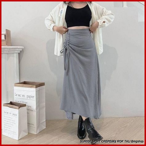 DESKRIPSITamara Skirt Rok Tali Serut adalah pilihan trendi untuk tampilan feminin dan kasual. Rok ini memiliki tali-serut polos di pinggang yang membuatnya tampak lebih ramping. Desainnya yang minimalis memberikan kesan elegan dan feminin. Rok ini dibuat dari bahan berkualitas tinggi sehingga nyaman dipakai dan tahan lama. Cocok untuk berbagai acara informal dan formal. Tersedia 11 Warna : Hitam Coksu Putih Sage Green Abu Maroon Navy Ungu Lilac Mustard Fanta Lime Rincian Produk : * Ukuran : All Asimetric Skirt, Ungu Lilac, Crinkle Skirt, Korean Skirt, Skirts Flowy, Drawstring Skirt, Strap Skirt, Crepe Skirts, Stylish Skirts