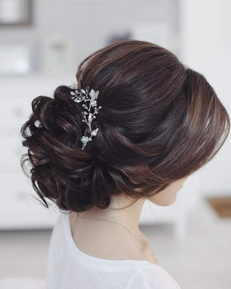 21 Glamorous Wedding Updos for 2021 - Pretty Designs Loose Bun Hairstyles, Sanggul Modern, Beautiful Wedding Hair, Formal Hair, Bridal Hair Updo, Medium Long Hair, Wedding Hair Inspiration, Hairstyle Gallery, Penteado Cabelo Curto