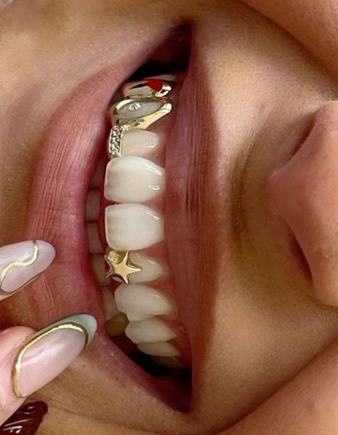 Cochella Outfits, Grillz Teeth, Maquillage On Fleek, Dope Jewelry Accessories, Tooth Gem, Gold Teeth, Teeth Jewelry, Jewelry Accessories Ideas, Dope Jewelry