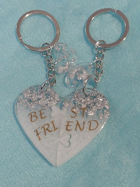 Resin Bracelets Ideas, Resin Gift Ideas For Best Friend, Resin Keychain Ideas, Heart Resin Keychain, Keychains Aesthetic, Resin Art Keychain, Resin Heart Keychain, Diy Fall Wedding Decorations, Diy Resin Gifts