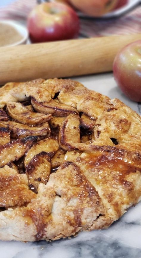 RUSTIC COUNTRY APPLE TART - FARMHOUSE FUN Rustic Apple Pie, Rustic Tart, Rustic Apple Tart, Apple Tart Recipe, Apple Treat, Galette Recipe, Almond Flour Recipes, Apple Tart, Apple Filling