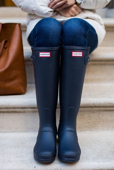 Navy Hunter Rain Boots! Navy Hunter Boots Outfit, Hunter Rain Boots Outfit, Navy Hunter Boots, Rain Boot Outfit, Hunter Boots Outfit, Raincoat Outfit, Hunter Wellies, Hunter Boot, Hunter Outfit