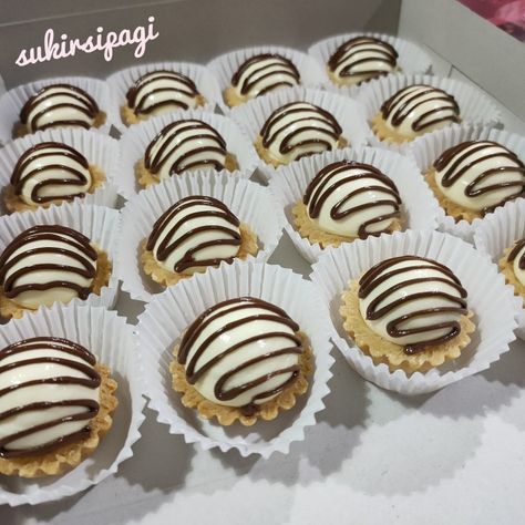 A crunchy tart shell filled with cream cheese and comes with Nutella inside. And layered with Nutella on the above too! Cheese Tart Design, Nutella Tart, Tart Shells Filling, Cheese Tart, Cheese Tarts, Delicious Snacks, Delicious Snacks Recipes, Snacks Recipes, Mini Cupcakes