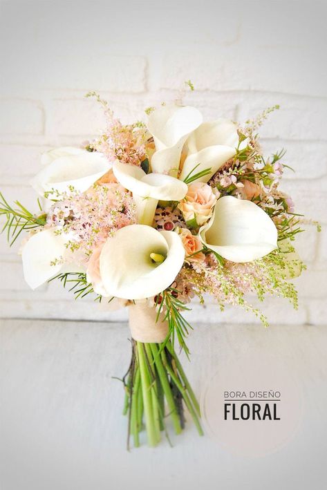 RAMOS DE NOVIA CON CALAS calas-ramo-novia Calla Flower Bouquet, Arum Lily Bouquet, Cala Bouquet, Cala Lily Bouquets, White Calla Lily Bouquet, Lily Bridal Bouquet, Calla Lily Bouquet Wedding, Simple Wedding Bouquets, Calla Lily Bridal