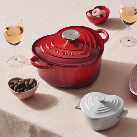 Le Creuset Aesthetic, Le Creuset Pink, Le Creuset Kitchen, Traditional Heart, Le Creuset Dutch Oven, Induction Oven, Le Creuset Cookware, Enameled Cast Iron Cookware, No Knead Bread