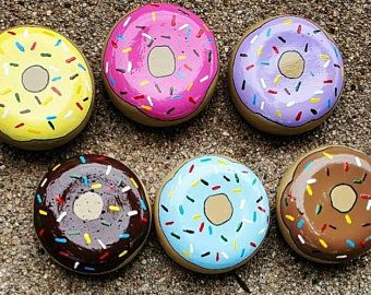 Donut Rock Painting, Donut Painted Rock, Rock Food Painted, Painted Stones And Rocks, What To Paint On Rocks, Paint Rocks Ideas, Painted Rocks Ideas Easy, Easy Things To Paint On Rocks, Diy Items To Sell