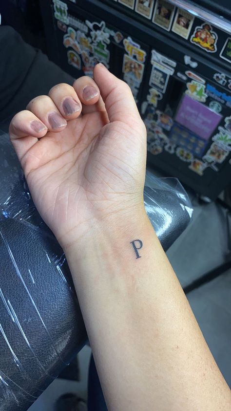 Tatto Letters, Letter R Tattoo, Small Letter Tattoo, P Tattoo, Ring Finger Tattoos, R Tattoo, Cute Tumblr Pictures, Letter P, Small Letters