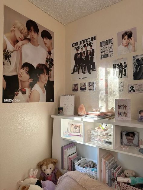 #bedroom #kpop #newjeans #desksetup #desk #txt Small Kpop Room Ideas, K Pop Room Ideas, Kpop Bedroom, Kpop Room Decor, Kpop Deco, Room Maker, Kpop Room, Aesthetic Room Ideas, Pinterest Room Decor