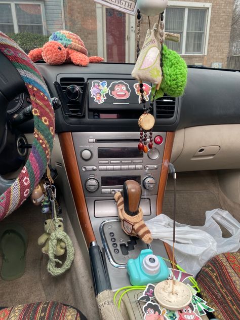 Colorful Car Interior, Car Indoor Decor, 90s Car Decor, Car Inspo Interior Boho, Eclectic Car Decor, Car Interior Decor Diy, Inner Car Decor, Fun Car Decor, Car Dashboard Decor Ideas