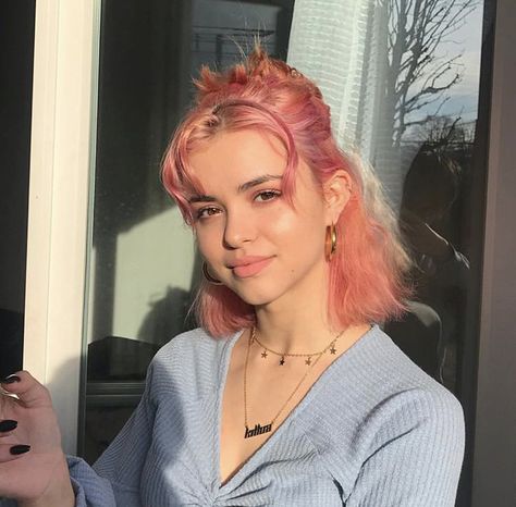 follow @p1nkcherubs for more🧞‍♀️ Model Tips, Hair Color Pink, Short Hair Color, Penteado Cabelo Curto, Dye My Hair, Hair Inspo Color, Grunge Hair, Brown Hair Colors, Green Hair