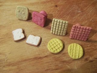 Diy Waffles, Miniature Food Tutorials, Food Making, Clay Stamps, Doll Food, Polymer Clay Diy, Dollhouse Food, Tiny Food, Cute Polymer Clay