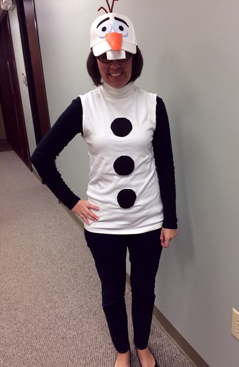 Creative Halloween costume for the office | Olaf from Frozen Frosty Costume Diy, Olaf Mom Costume, Olaf Adult Costume, Diy Olaf Costume Women, Olaf Costume Diy Women, Dress Like A Snowman For School, Adult Olaf Costume, Frozen Costumes Diy, Diy Olaf Costume