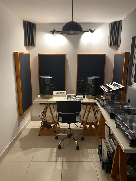 Mini Home Studio Music, Home Music Studio Decor, Studio Music Room Design, Bedroom Music Studio Ideas, Bedroom Studio Music, Music Room Ideas Home Studio, Small Music Studio Ideas, Music Studio Room Design, Home Music Studios