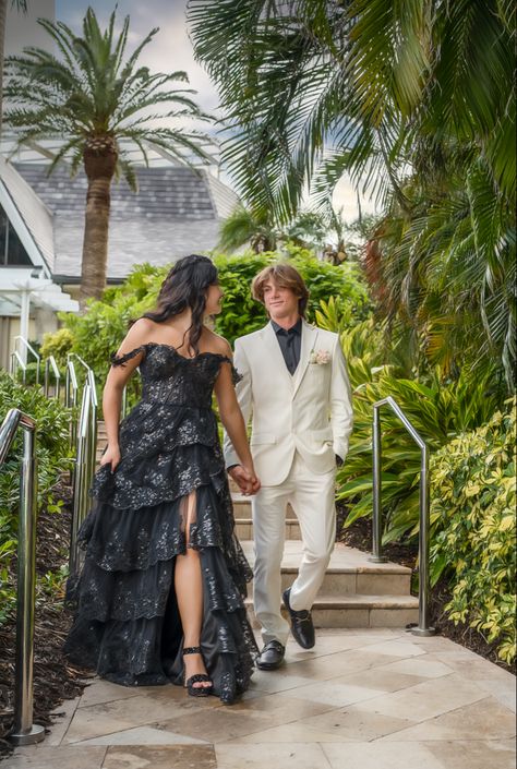 Black Prom Dress Couple Outfit, Black And White Prom Couple, Black Dress Prom Couple, Prom Poses With Date, Unique Prom Pictures, Prom Photoshoot Ideas Couple, Black Prom Dress Couple, Hoco Photo Ideas, Prom Couple Poses