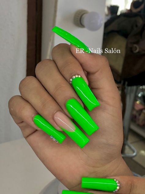 Neon Green Design Nails, Neon Lime Nails Acrylic, Neon Lime Nail Design, Lime Green Nails Square, Neon Green Nails Square, Bright Green Nails Ideas, Long Acrylic Nails Neon, Fluorescent Green Nails, Lime Green And White Nails