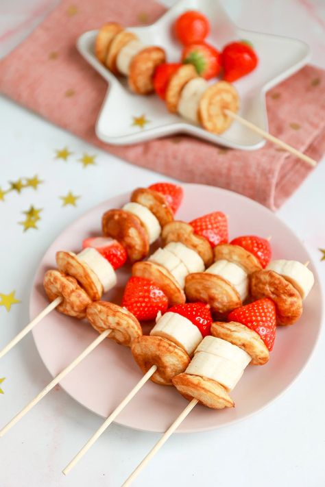 Poffertjes spiesjes | met banaan en aardbei - Lekker en Simpel Pancake Box, One Bite Appetizers, Road Trip Food, Mini Pancakes, Healthy Christmas, Kids Party Food, Birthday Kids, Kids' Party, Party Menu