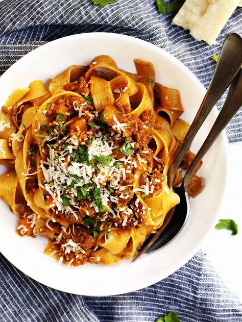 You won't believe how easy it is to make this authentic ragu sauce that I learned from my Italian friend, Giovanna! Rich with tomato, beef, and vegetables, it will become one of your favorite recipes! Serve it with wide flat pasta or spaghetti if you must. ;) #ragusauce #ragusaucerecipes #easyragusauce Italian Ragu Recipe, Ragu Sauce Recipes, Italian Ragu, Sausage Ragu, Vodka Sauce Pasta, Bolognese Sauce Recipe, Ragu Sauce, Ragu Recipe, Pappardelle Pasta