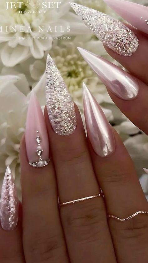 Long Stiletto Nails Design Classy, Gold Gel Nails, Smart Nails, Pearl Nail Art, Bridal Nails Designs, Gold Acrylic Nails, Chrome Nails Designs, Classy Nail Designs, Classic Nails