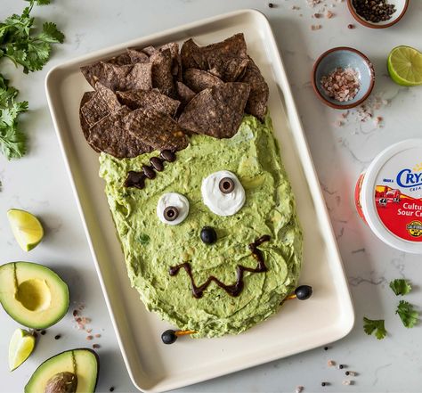 Delicious on its own but even more fun as a Halloween party appetizer, this creamy avocado dip is so yummy and simple to make! In less than 15 minutes, you’ll have yourself a zesty dip packed with fresh flavors. Creamy Avocado Dip, Halloween Appetizers Easy, Halloween Party Appetizers, Healthy Halloween Treats, Halloween Frankenstein, Avocado Dip, Fried Ice Cream, Candied Bacon, Healthy Halloween