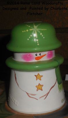 Omg! Snowman painted on insulator. Never thought of this! Insulator Snowman, Insulator Projects, Insulator Crafts, Insulator Ideas, Electric Insulators, Insulator Lights, Snowman Christmas Decorations, Glass Insulators, Lightbulbs