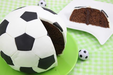 Fußball-Kuchen/ Fußball-Torte/ Soccer Cake/ Football Cake (Orangen-Schoko-Kuchen) Fußball-WM - amerikanisch-kochen.de Torte Fondant, Cake Football, Soccer Ball Cake, Blackberry Cake, Soccer Cake, Orange Chocolate Cake, Ball Cake, Football Cake, Soccer Birthday