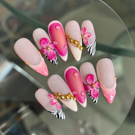 Not a new design, but just thought this photo looked nice 🌺 inspo: @nails_by_arlene Cool Long Nails, 2024 Trending Nails, How To Nail Designs, Nail Set Up, Over The Top Nails, Random Nail Designs, Photo Nail Art, Fall Inspired Nails, Press On Nail Designs