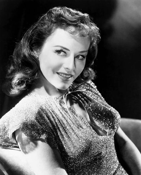 Paulette Goddard Paulette Goddard, 1940's Fashion, 50s Women, Actrices Hollywood, Silent Movie, Silent Film, Beauty Icons, 1940s Fashion, Brunettes