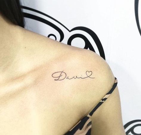 Tattoo Of Names Woman, Collar Bone Name Tattoos For Women, Husband Name Tattoo Ideas, Name Tattoo For Boyfriend, Husband Name Tattoo Ideas For Women, Husband Name Tattoos For Women Hand, Collar Bone Name Tattoo, Delicate Name Tattoo, Tattoos For Husband Name