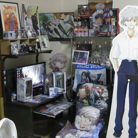 𓆩 ♱ 𓆪 — (;ŏ﹏ŏ) LOST IN J(PAN) ⛽😤☠️ Otaku Room, Neon Evangelion, Messy Room, Anime Room, Genesis Evangelion, Neon Genesis, Room Setup, Neon Genesis Evangelion, Cool Rooms