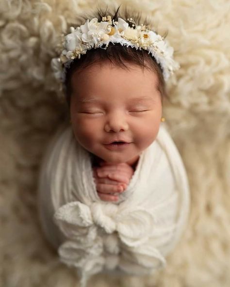 May Baby Photoshoot, Newborn Wrap Photography, Born Baby Photos, Wrap Photography, Baby Photography Poses, Born Photography, Foto Newborn, Newborn Pics, Newborn Baby Photoshoot