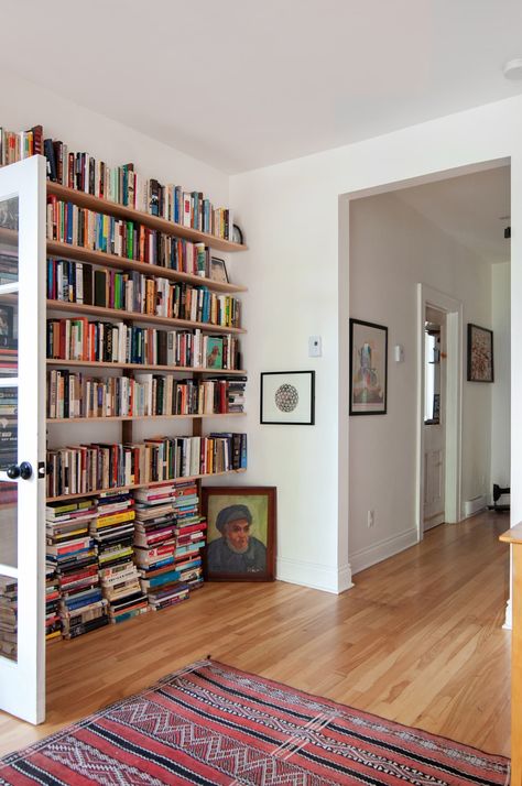 Artsy Bookshelves, Artsy Entryway, Montreal Home, Apartment Entryway Ideas Narrow Hallways, Apartment Bookshelf, Artsy Apartment, Artsy Home, Lots Of Books, Apartment Entryway