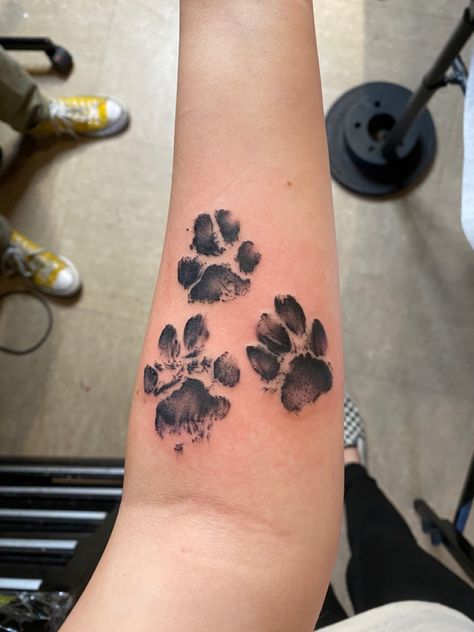 Dog Paw Print Tattoo, Tatoo Dog, Tattoo Pierna, Dog Print Tattoo, Pawprint Tattoo, Dog Paw Tattoo, Paw Tattoo, Symbol Tattoos, Line Art Tattoos