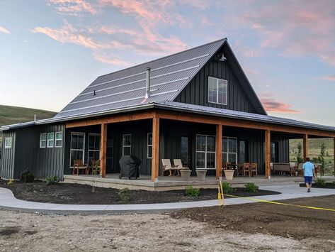 Dark Exterior Barndominium, Barndonium Exterior, Barndominium With Carport, Barn Style House Exterior, Metal Building Colors Schemes, Black Pole Barn House, Barndominiums On A Budget, Black Barndominium Exterior, Small Pole Barn Homes